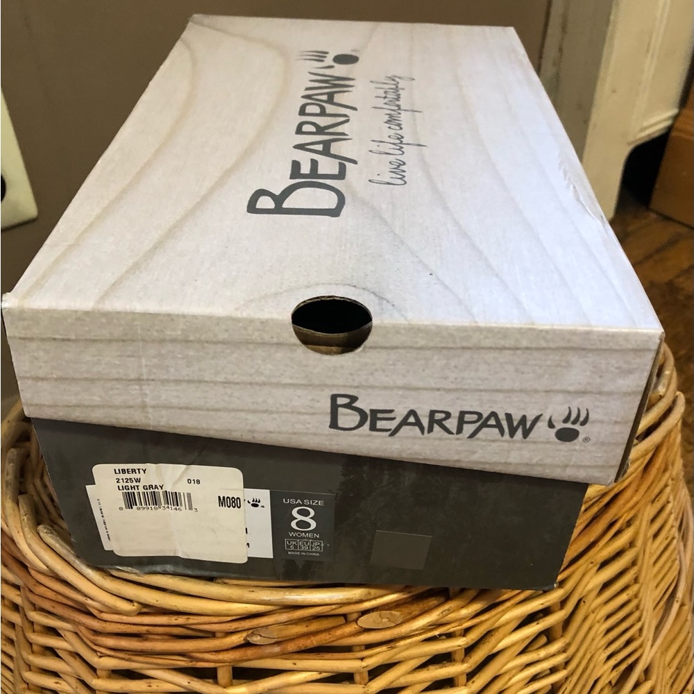 New bear paw mule slippers size 8 color light gray